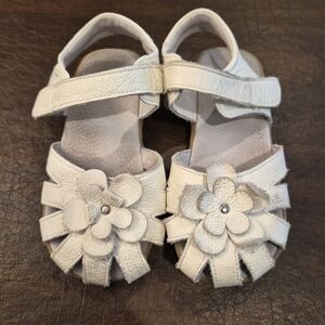 Girls White Leather Sandals with Floral Design Sz 11